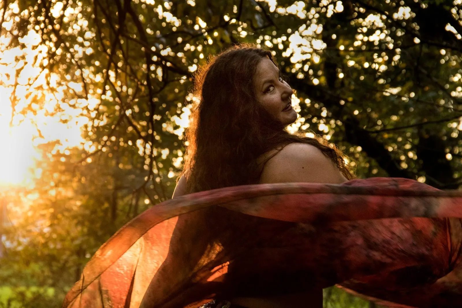 Lorenda belly dance performance