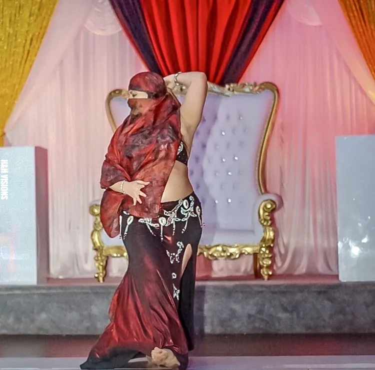 Lorenda belly dance performance