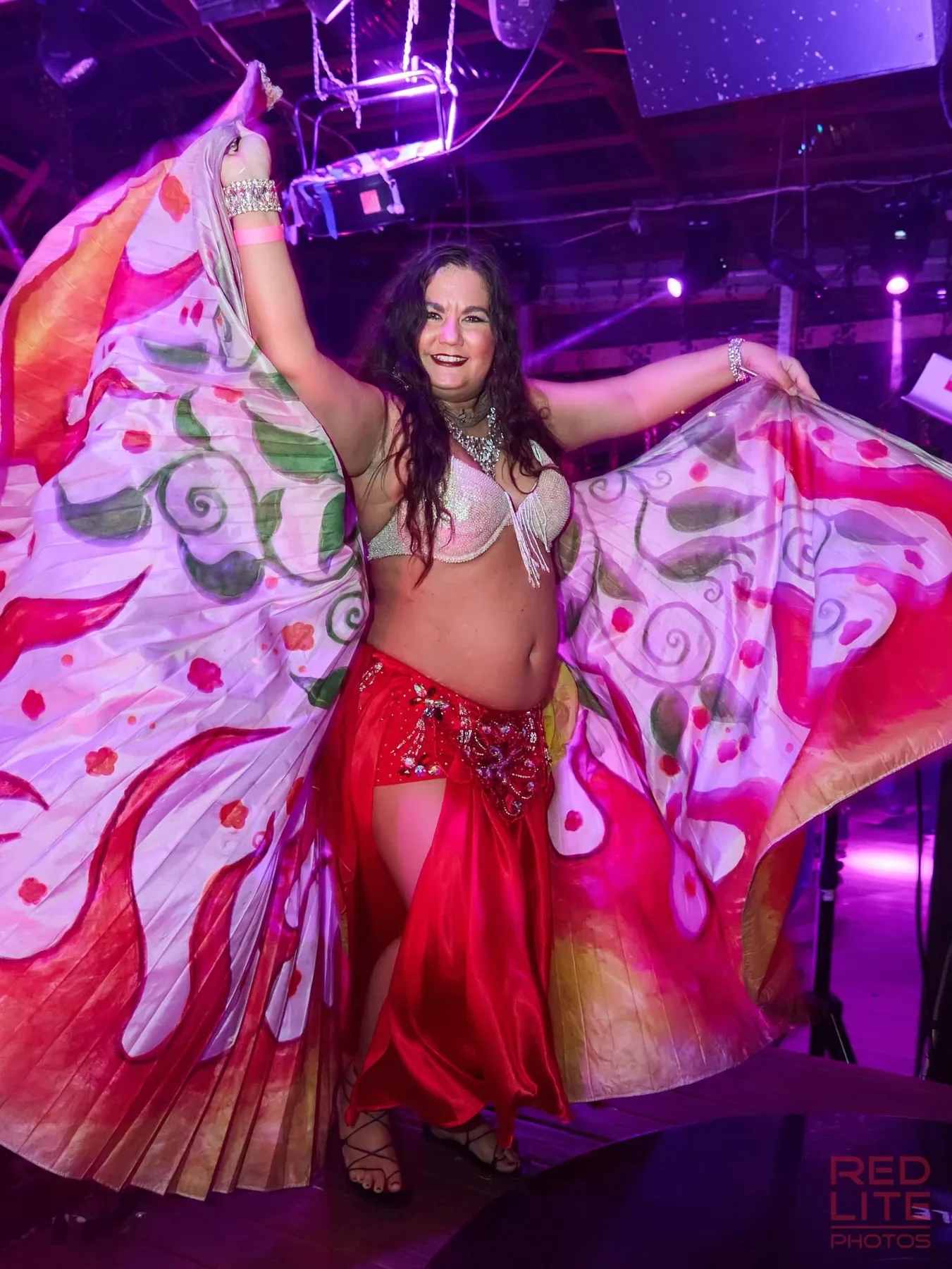 Lorenda belly dance performance