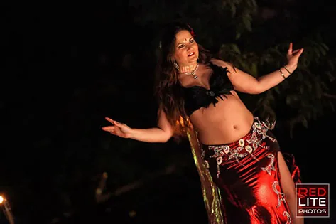 Lorenda Lumiera performing