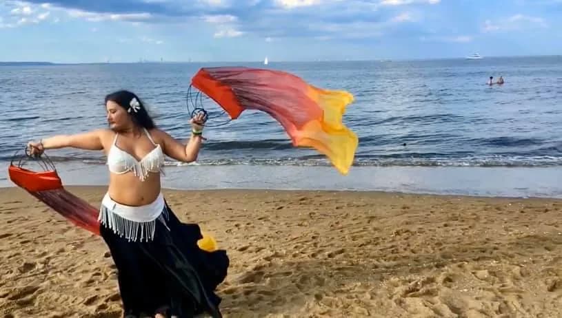 Lorenda belly dance performance