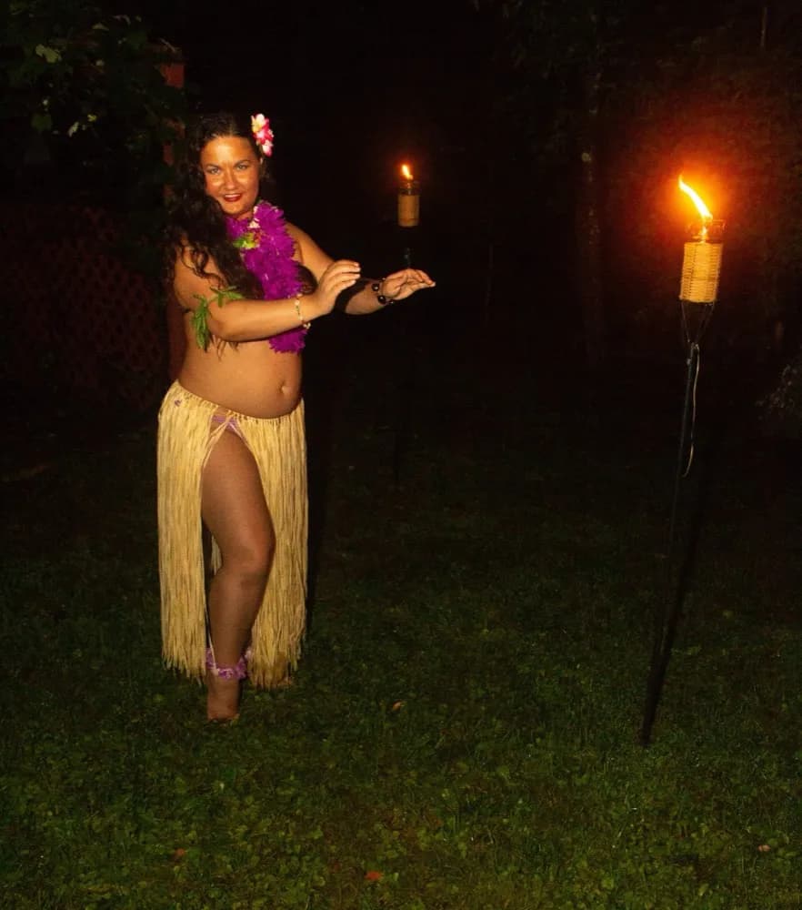 Lorenda island hula performance
