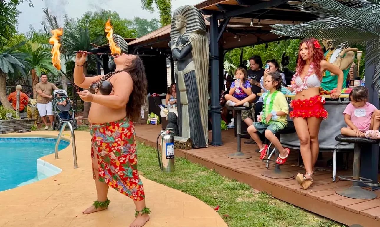 Lorenda island hula performance